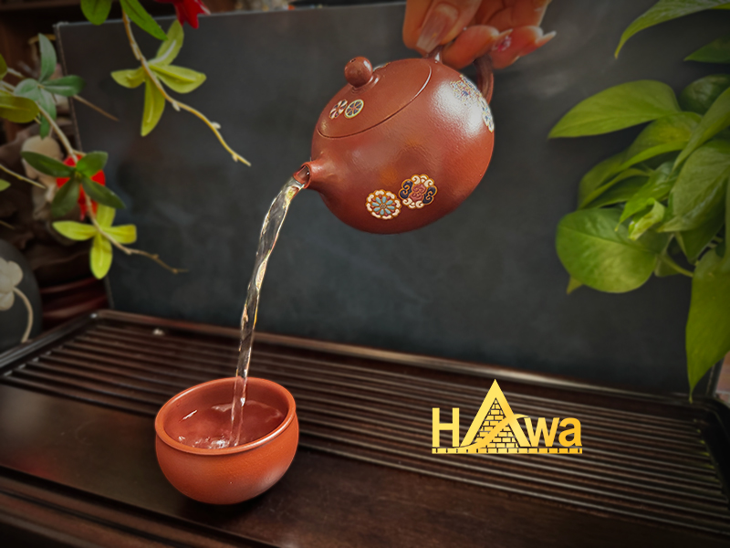 Tại Trà Đạo Hawa, trà đen được pha bằng ấm tử sa Nghi Hưng
