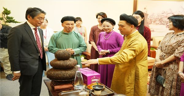 Những danh nhân Việt gắn bó với chén trà