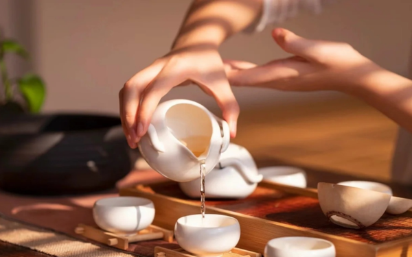 Phong thái cầm chén của ba nền văn hóa trà